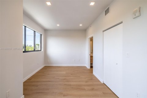 Townhouse in Miami, Florida 4 bedrooms № 2020684 - photo 17