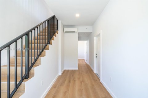 Townhouse in Miami, Florida 4 bedrooms № 2020684 - photo 4