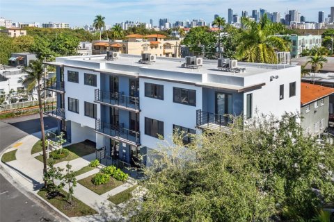 Townhouse in Miami, Florida 4 bedrooms № 2020684 - photo 24