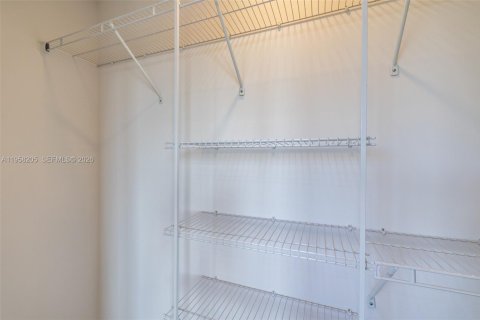 Townhouse in Miami, Florida 4 bedrooms № 2020684 - photo 14