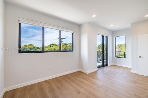 Townhouse in Miami, Florida 4 bedrooms № 2020684 - photo 5