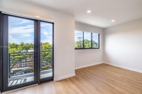 Townhouse in Miami, Florida 4 bedrooms № 2020684 - photo 16