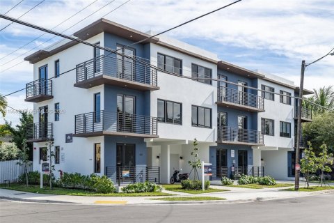 Townhouse in Miami, Florida 4 bedrooms № 2020684 - photo 23