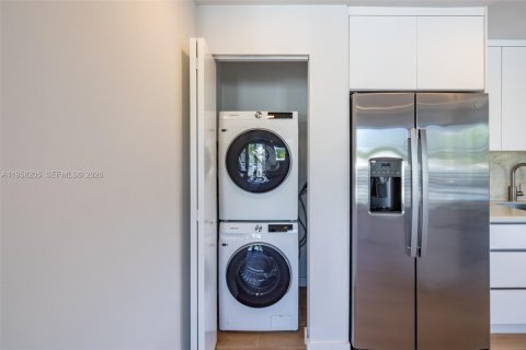 Townhouse in Miami, Florida 4 bedrooms № 2020684 - photo 3