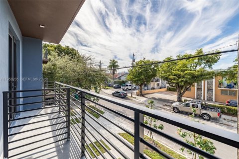 Townhouse in Miami, Florida 4 bedrooms № 2020684 - photo 21