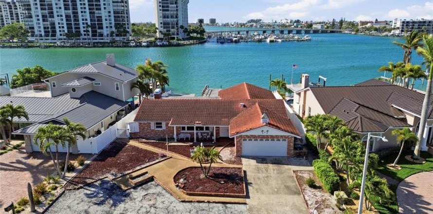 Villa ou maison à Treasure Island, Floride 4 chambres, 223.8 m2 № 2148094