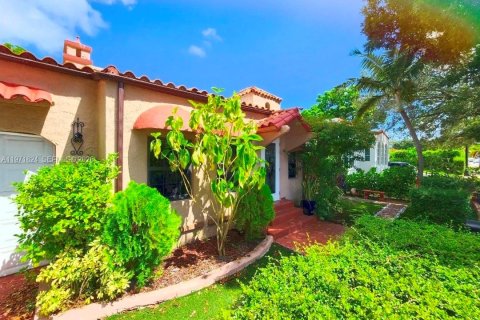 Commercial property in Coral Gables, Florida 1 bedroom, 46.45 sq.m. № 2032441