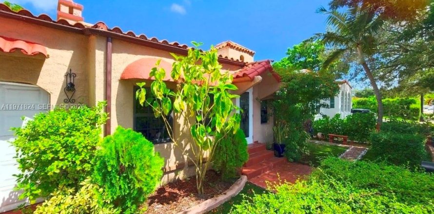 Commercial property in Coral Gables, Florida 1 bedroom, 46.45 sq.m. № 2032441