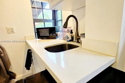 Commercial property in Coral Gables, Florida 1 bedroom, 46.45 sq.m. № 2032441 - photo 4