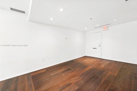 Propiedad comercial en venta en Miami Beach, Florida № 1829012 - foto 25