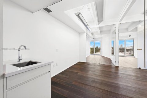 Propiedad comercial en venta en Miami Beach, Florida № 1829012 - foto 11