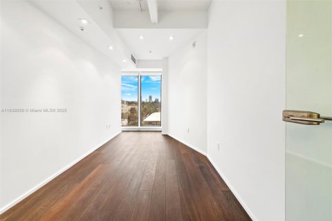 Propiedad comercial en venta en Miami Beach, Florida № 1829012 - foto 17