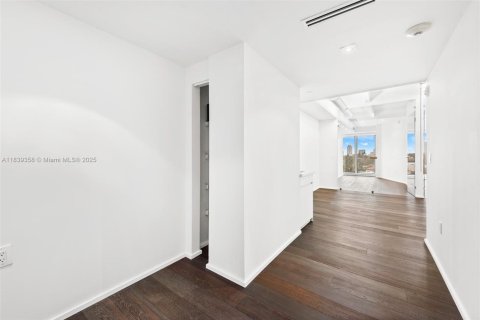 Propiedad comercial en venta en Miami Beach, Florida № 1829012 - foto 12
