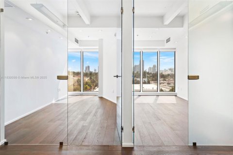Propiedad comercial en venta en Miami Beach, Florida № 1829012 - foto 9