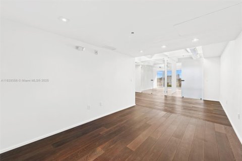 Propiedad comercial en venta en Miami Beach, Florida № 1829012 - foto 10