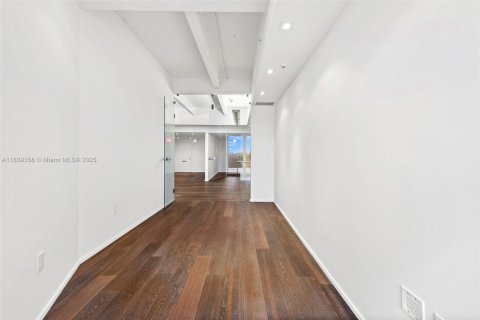 Propiedad comercial en venta en Miami Beach, Florida № 1829012 - foto 19