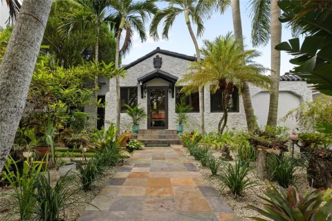 Casa en venta en Miami, Florida, 4 dormitorios, 213.68 m2 № 1932889 - foto 1