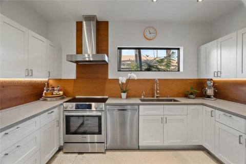 Casa en venta en Miami, Florida, 4 dormitorios, 213.68 m2 № 1932889 - foto 23