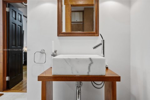 Casa en venta en Miami, Florida, 4 dormitorios, 213.68 m2 № 1932889 - foto 30