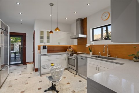 Casa en venta en Miami, Florida, 4 dormitorios, 213.68 m2 № 1932889 - foto 22