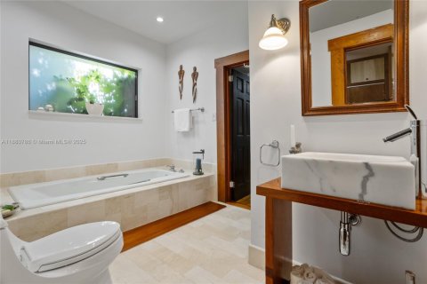 Casa en venta en Miami, Florida, 4 dormitorios, 213.68 m2 № 1932889 - foto 29