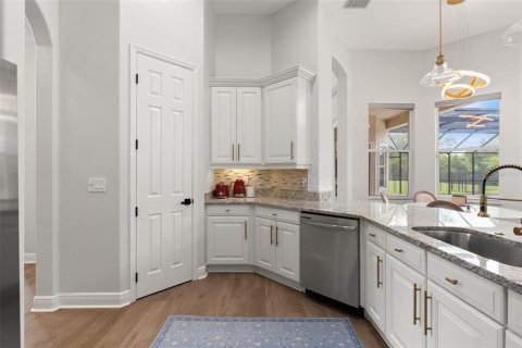 House in Tampa, Florida 5 bedrooms, 383.04 sq.m. № 2138012 - photo 24
