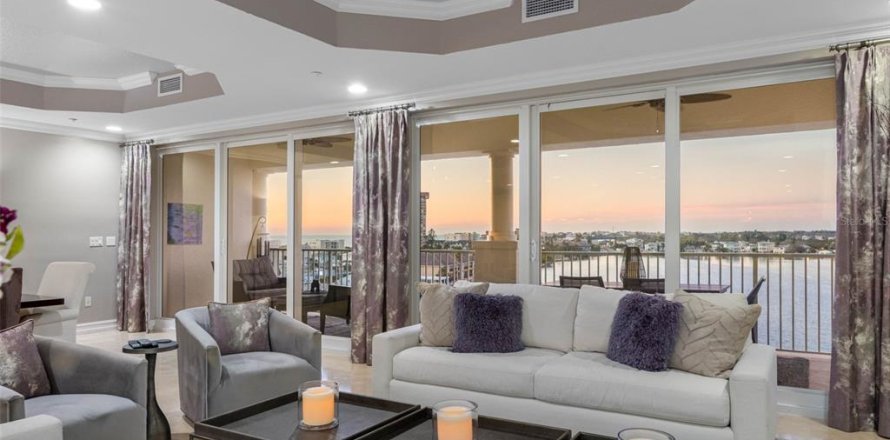 Condo in Redington Shores, Florida, 4 bedrooms  № 2099493