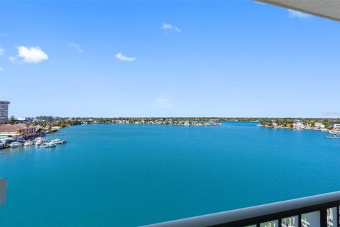 Condo in Redington Shores, Florida, 4 bedrooms  № 2099493 - photo 17