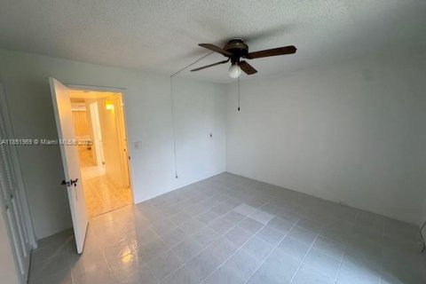 Condominio en alquiler en Pembroke Pines, Florida, 1 dormitorio, 63.64 m2 № 1892824 - foto 11