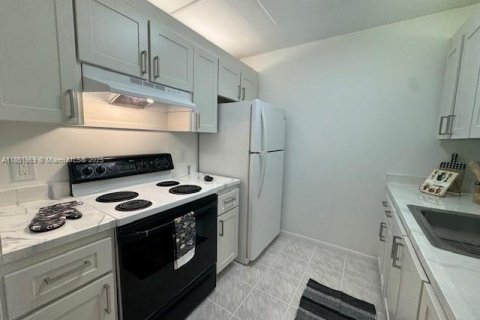 Condominio en alquiler en Pembroke Pines, Florida, 1 dormitorio, 63.64 m2 № 1892824 - foto 3