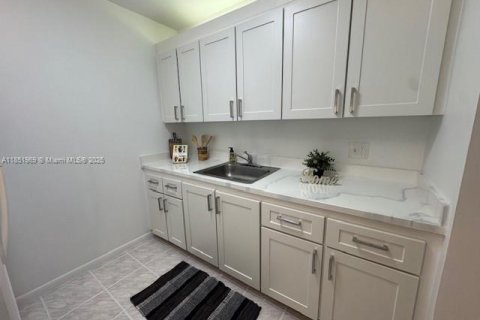 Condominio en alquiler en Pembroke Pines, Florida, 1 dormitorio, 63.64 m2 № 1892824 - foto 2