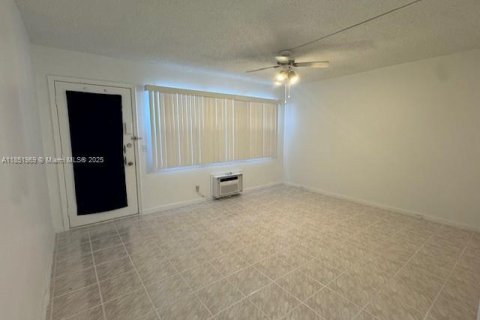 Condominio en alquiler en Pembroke Pines, Florida, 1 dormitorio, 63.64 m2 № 1892824 - foto 4
