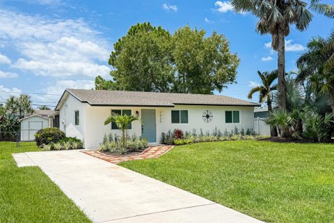 House in Lake Worth, Florida 3 bedrooms, 96.62 sq.m. № 2244523