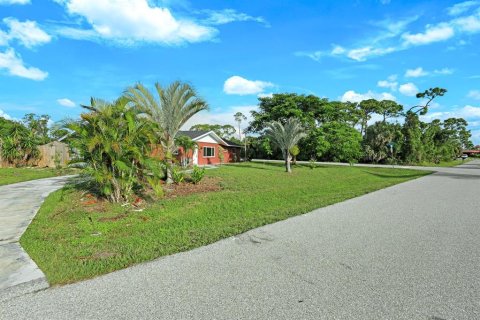 House in Port Charlotte, Florida 3 bedrooms, 162.39 sq.m. № 1883663 - photo 2