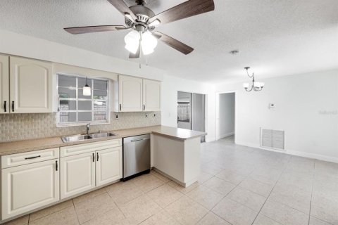 House in Port Charlotte, Florida 3 bedrooms, 162.39 sq.m. № 1883663 - photo 8