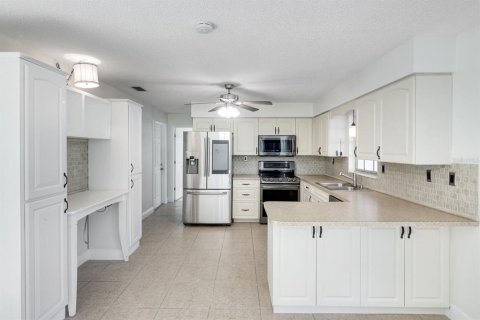 House in Port Charlotte, Florida 3 bedrooms, 162.39 sq.m. № 1883663 - photo 4