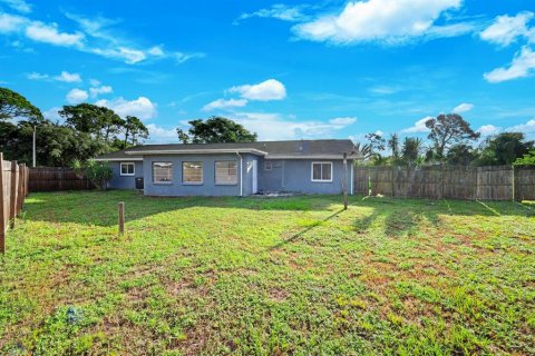 House in Port Charlotte, Florida 3 bedrooms, 162.39 sq.m. № 1883663 - photo 17