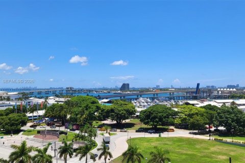 Condo in Miami, Florida, 1 bedroom № 2170238 - photo 3