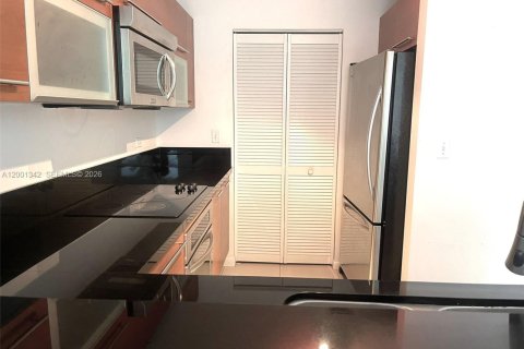Condo in Miami, Florida, 1 bedroom № 2170238 - photo 6