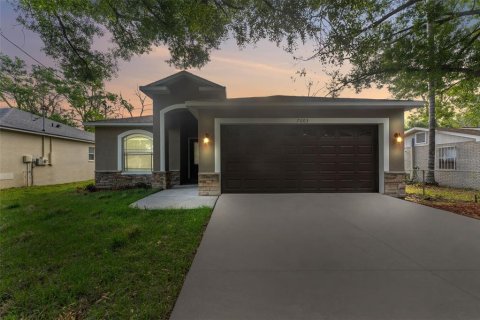 House in Tampa, Florida 3 bedrooms, 123.28 sq.m. № 1905624 - photo 1