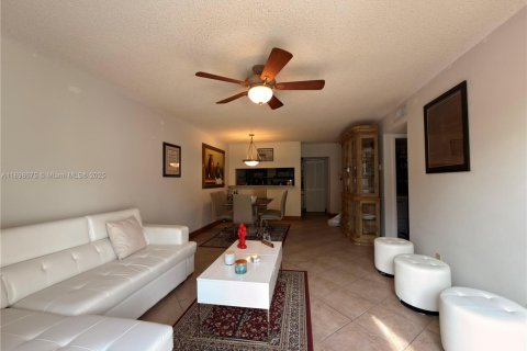 Copropriété à louer à Pembroke Pines, Floride: 1 chambre, 96.34 m2 № 1966257 - photo 12