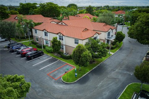 Copropriété à louer à Pembroke Pines, Floride: 1 chambre, 96.34 m2 № 1966257 - photo 2
