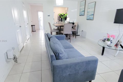 Touwnhouse à vendre à Florida City, Floride: 2 chambres, 112.23 m2 № 2015905 - photo 3