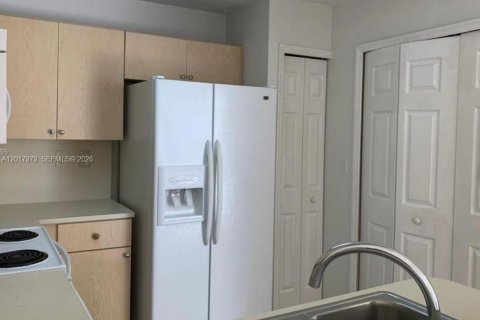 Condo in Pembroke Pines, Florida, 2 bedrooms  № 2088076 - photo 8