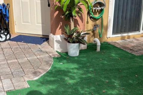 Condo in Pembroke Pines, Florida, 2 bedrooms  № 2088076 - photo 2