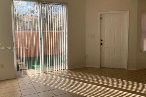 Condo in Pembroke Pines, Florida, 2 bedrooms  № 2088076 - photo 3