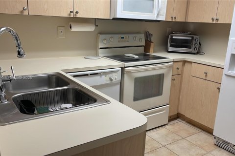 Condo in Pembroke Pines, Florida, 2 bedrooms  № 2088076 - photo 7