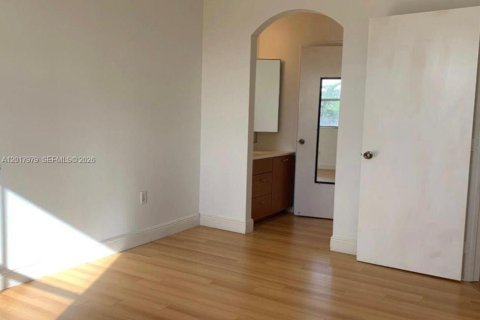 Condo in Pembroke Pines, Florida, 2 bedrooms  № 2088076 - photo 16