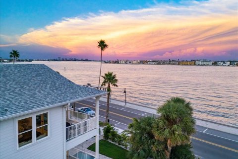 Casa en venta en Saint Pete Beach, Florida, 4 dormitorios, 275.36 m2 № 1899658 - foto 3