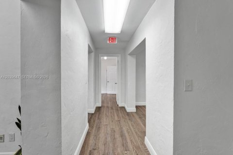 Commercial property in Miami Beach, Florida № 2089461 - photo 11